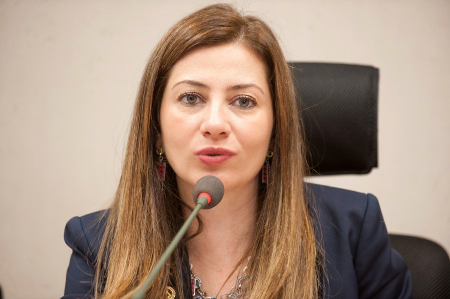 A Câmara Legislativa do Distrito Federal adiou pela segunda vez a decisão sobre o futuro da deputada distrital Sandra Faraj (SD) na Casa, que responde a processo por quebra de decoro parlamentar envolvendo o uso da verba indenizatória; de acordo com a Mesa Diretora, existe suspeita de que uma das notas fiscais apresentadas pela defesa é falsa porque não tem registro na Receita Federal