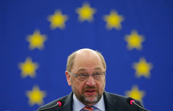 O candidato do Partido Social-Democrata (SPD) nas eleições federais da Alemanha, Martin Schulz, reconheceu a derrota na votação realizada e afirmou que fará oposição à atual chanceler Angela Merkel, vencedora do pleito, após quatro anos de aliança com a União Democrata-Cristã (CDU); Schulz disse ter “total apoio” da direção do SPD para continuar na liderança do partido e renová-lo; para os militantes do SPD, após a divulgação dos primeiros resultados de boca de urna que indicavam que o partido teve 21% dos votos, o pior resultado desde a Segunda Guerra Mundial, Schulz alertou para a “fratura” representada pela entrada no Bundestag da ultradireitista Alternativa para a Alemanha (AfD)