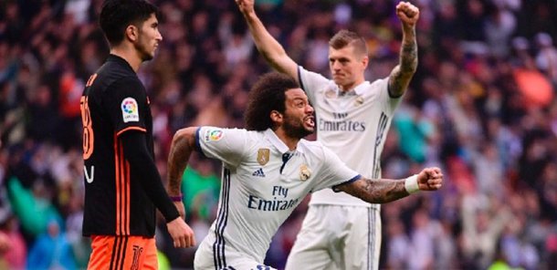 O Real Madrid conseguiu uma vitória por 2-1 sobre o Valencia, que o deixou momentaneamente como o único líder da La Liga da Espanha com uma vantagem de três pontos sobre o Barcelona, ​​graças a um gol de zagueiro brasileiro Marcelo nos minutos finais da partida; Cristiano Ronaldo marcou seu primeiro gol em cinco jogos da Liga para colocar a equipe liderada por Zinedine Zidane na frente aos 27 minutos, mas no segundo tempo o goleiro Diego Alves defendeu um penalti cobrado pelo astro português
