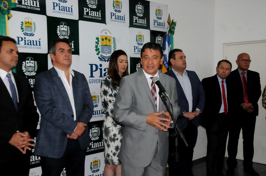 O governo do Estado, a Caixa Econômica Federal e o Sindicato da Indústria da Construção Civil assinaram um termo de cooperação para o programa piloto do governo estadual que vai oferecer crédito público para melhoria habitacional; com previsão de implantação para o início 2018, a iniciativa vai ofertar inicialmente recursos para intervenções em habitações - incrementos, reformas e ampliações - a servidores públicos do Estado; a médio prazo, a ideia do governo é ampliar essa oferta para todos os piauienses