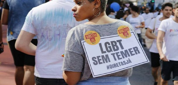A Avenida Paulista foi tomada na tarde deste domingo por milhares de pessoas que acompanham a 21ª Parada do Orgulho LGBT (Lésbicas, Gays, Bissexuais, Transexuais e Transgêneros); com o tema “Independente de nossas crenças, nenhuma religião é lei. Todas e todos por um Estado laico” , o evento começou por volta das 13h sob o comando da drag queen Tchaka, que do alto do primeiro trio elétrico convidou o público a fazer a contagem regressiva para o início da manifestação; parada também foi marcada pelos gritos de "Fora Temer"; diversas pessoas também levaram cartazes que pediam Eleições Diretas e a saída do peemedebista do cargo de presidente da República