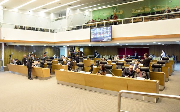 A Câmara federal aprovou a criação do fundo para campanha eleitoral; a estimativa é que esse fundo tenha cerca de R$ 1,7 bilhão em 2018; pela proposta aprovada, o fundo será composto por: 30% do total das emendas parlamentares de bancada constantes da Lei Orçamentária Anual; entre os parlamentares que votaram a favor, estão Alberto Filho, Hildo Rocha, do PMDB, e André Fufuca (PP)