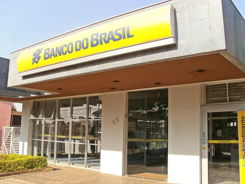 Os municípios de Lavras da Mangabeira, Redenção, Ipueiras, Jaguaribara, Milhã, Missão Velha, Cedro, Assaré, Senador Pompeu e Icapuí terão suas agências do Banco do Brasil reabertas após assaltos, informou o senador Eunício Oliveira (PMDB-CE) nesta quarta (20), após reunião com o presidente do BB, Paulo Caffarelli. Somente este ano, mais de 40 agências bancárias foram explodidas por bandos armados no Estado