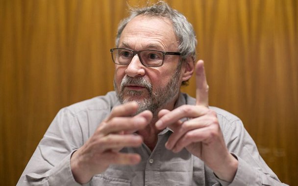 O corte de recursos do Ministério da Educação para o sistema público de ensino superior está afetando duramente o dia-a-dia das universidades, paralisando pesquisas e colocando em ameaça a sobrevivência dos institutos federais; de acordo com o reitor da UFRGS, Rui Oppermann, a instituição terá sérias dificuldades para pagar os terceirizados a partir de setembro; em outras instituições, a situação é mais dramática, como é o caso da UERJ, que recebeu apenas 65% do orçamento previsto para 2016 e está com os salários dos servidores atrasados há quatro meses; “O estrago é colossal”, resume Paulo Machado Mors, presidente do Sindicato Intermunicipal dos Professores de Instituições Federais de Ensino Superior do Rio Grande do Sul (ADUFRGS-Sindical)