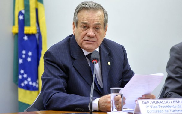 A candidatura do deputado federal Ronaldo Lessa (PDT-AL) ao Senado em 2018 está sendo muito comentada nos bastidores; ele já foi convidado várias vezes pelo grupo do prefeito de Maceió, Rui Palmeira (PSDB), para disputar a eleição de governador e tentar impedir a reeleição de Renan Filho (PMDB); por outro lado, o governo negocia para acomodar Lessa numa aliança e dar a ‘estrutura’ para sua candidatura a federal