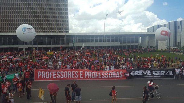 
Os professores da rede pública de ensino do Distrito Federal decidiram continuar a greve iniciada em 15 de março; de acordo com o diretor do Sindicato dos Professores Samuel Fernandes, as proposições estabelecidas pelo governo não atendem as reivindicações da categoria; “Até hoje, o GDF não apresentou algo concreto aos servidores”, disse Fernandes; a categoria pede o pagamento da quarta parcela do reajuste salarial, prometida pelo governo Agnelo (PT-DF) e que deveria ter sido paga em outubro do ano passado
