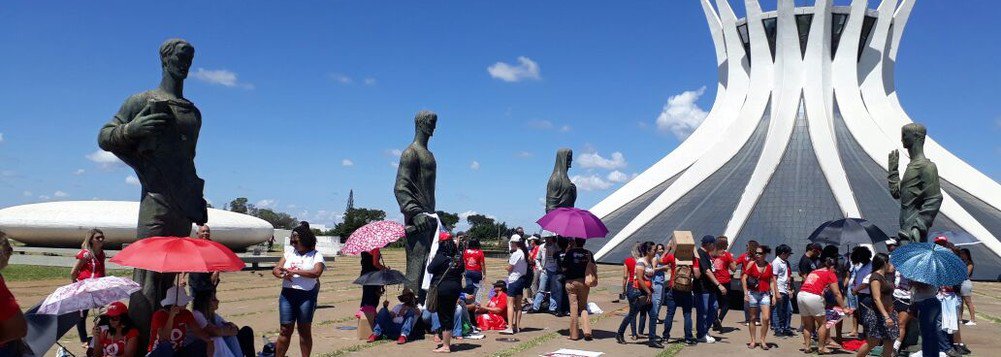 O governo de Brasília vai pagar em folha suplementar os dias que foram descontados dos professores da rede pública de ensino que aderiram à greve de 29 dias; o dinheiro deve cair na conta dos docentes até sexta-feira (12); foto: mês passado, professores se acorrentaram à estátua dos apóstolos da Catedral de Brasília e iniciaram uma greve de fome