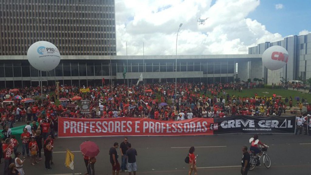 
Os professores da rede pública de ensino do Distrito Federal decidiram continuar a greve iniciada em 15 de março; de acordo com o diretor do Sindicato dos Professores Samuel Fernandes, as proposições estabelecidas pelo governo não atendem as reivindicações da categoria; “Até hoje, o GDF não apresentou algo concreto aos servidores”, disse Fernandes; a categoria pede o pagamento da quarta parcela do reajuste salarial, prometida pelo governo Agnelo (PT-DF) e que deveria ter sido paga em outubro do ano passado
