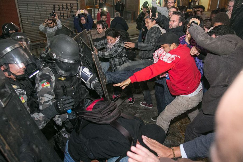 Ativistas e representantes de entidades e órgãos públicos denunciaram o processo de desmonte do sistema de direitos humanos no Rio Grande do Sul; a denúncia foi feita durante o Encontro Estadual de Defensores e Defensoras de Direitos Humanos, promovido pela Comissão de Cidadania e Direitos Humanos da Assembleia Legislativa; presidente da Comissão, o deputado Jeferson Fernandes (PT) fez um alerta: “O quadro que vivemos é muito grave. Além do sistema de direitos humanos não estar funcionando, instituições públicas estão sendo hegemonizadas por um pensamento fascista”