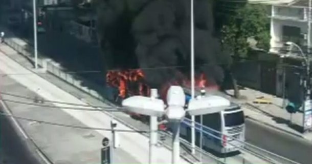 O corredor de ônibus articulados Transcarioca teve seu serviço parcialmente paralisado, após um coletivo ser incendiado por manifestantes na altura de Vaz Lobo, na zona norte do Rio; em nota, a Polícia Militar afirmou estar acompanhando a manifestação de um grupo de moradores no local, após a morte de um homem que, segundo a polícia, foi morto em confronto. O caso está sendo acompanhado pela Divisão de Homícidios da Polícia Civil