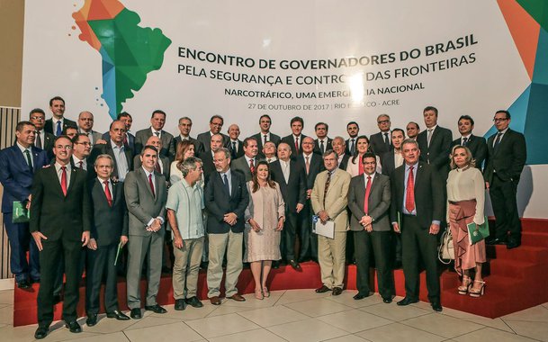 Ao participar, ontem (27), do Encontro de Governadores do Brasil, em Rio Branco, no Acre, o governador do Ceará Camilo Santana, afirmou a necessidade de uma pactuação entre os Poderes para diminuição dos índices de criminalidade e enfatizou a necessidade urgente do Brasil elaborar ações eficientes por meio de um Plano Nacional de Segurança Pública. "É preciso chamar o Congresso Nacional e rever a legislação que nós temos hoje. E quem tem a capacidade de coordenar a pactuação e organizar esse plano no País é o Governo Federal, convocando o Poder Judiciário, o Congresso Nacional, e todos os governadores"