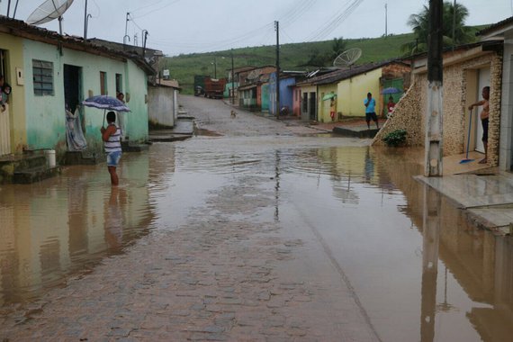 O Ministério Público do Estado de Alagoas, através dos promotores de Justiça que compõem a Comissão de Apoio Institucional às Vítimas das Enchentes, constatou inconformidades entre o número real de vítimas das enchentes e os dados repassados pelos municípios à Defesa Civil; em Colônia de Leopoldina, por exemplo, a Prefeitura disse que havia 2,5 mil desabrigados e desalojados; no entanto, foi constatada a existência de apenas 54 famílias, num total de 214 vítimas