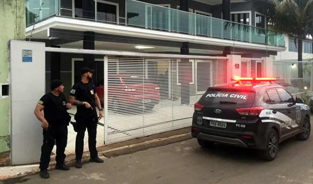 Divisão Especial de Repressão ao Crime Organizado (Deco) da Polícia Civil do Distrito Federal deflagrou a segunda etapa da Operação Panoptes, com o objetivo de dar sequência às investigações para desarticular uma organização criminosa que fraudava concursos públicos no Distrito Federal e em Goiás; estão sendo cumpridos cinco mandados de prisão preventiva, três de prisão temporária e oito de condução coercitiva; Também estão sendo feitas buscas em 16 endereços localizados em Goiânia e em cinco regiões do DF