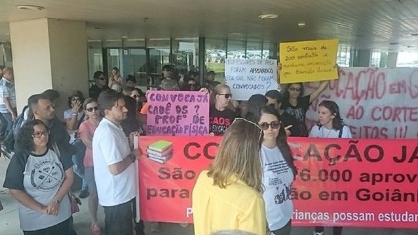 Na manhã desta quarta-feira (12), professores e auxiliares administrativos se mobilizaram em frente ao Paço Municipal para protestar contra a atual gestão da Prefeitura de Goiânia; em greve, os trabalhadores da Educação exigem a convocação efetiva dos aprovados no último concurso e valorização da classe; “Os trabalhadores estão indignados, pois o prefeito disse que ‘é só uma mixaria de gente de greve’. É um desrespeito com os trabalhadores e não tem ninguém satisfeito. Muitos estão na sala de aula porque sofrem intimidação da secretaria [de Educação]”, disse um dos representantes do sindicato