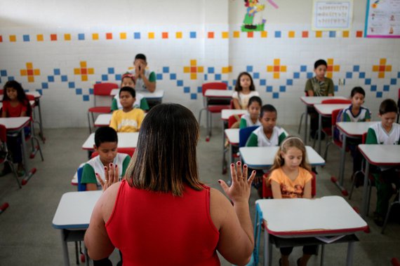 segundo o governador Renan Filho, as mil vagas serão destinadas para professores; as escolas em tempo integral são encaradas como uma das principais ferramentas para redução da violência no Estado; "Um Estado que, há dois anos, sequer tinha uma escola em tempo integral, agora tem 35. No próximo ano, serão 50 e, por isso, teremos de ter concurso público para convocar professores para as escolas em tempo integral", afirmou o governador