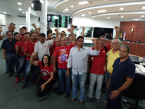 Comerciários ocuparam o plenário da Câmara Municipal de Fortaleza na manhã desta quinta-feira (26), e suspenderam a sessão que votaria o Projeto de Lei que propõe o funcionamento do comércio durante 24 horas na capital cearense. Para a diretora do Sindicato dos Comerciários, Helenice Pereira, as consequências deste projeto é extremamente danosa para os trabalhadores. “Nós sabemos que Fortaleza não tem nenhuma estrutura para que o comércio funcione 24 horas”, afirmou