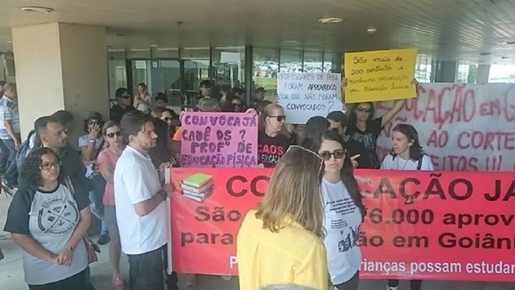 Na manhã desta quarta-feira (12), professores e auxiliares administrativos se mobilizaram em frente ao Paço Municipal para protestar contra a atual gestão da Prefeitura de Goiânia; em greve, os trabalhadores da Educação exigem a convocação efetiva dos aprovados no último concurso e valorização da classe; “Os trabalhadores estão indignados, pois o prefeito disse que ‘é só uma mixaria de gente de greve’. É um desrespeito com os trabalhadores e não tem ninguém satisfeito. Muitos estão na sala de aula porque sofrem intimidação da secretaria [de Educação]”, disse um dos representantes do sindicato