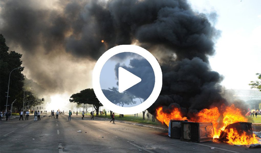 Um vídeo do coletivo Mídia Ninja mostra a violência empregada pela Polícia Militar para reprimir as manifestações que ocuparam Brasília pela saída de Michel Temer e suspensão das reformas, nessa quarta-feira, 24; PM utilizou contra os manifestantes bombas de gás lacrimogênio e de efeito moral, balas de borracha, cães e até armas de fogo. Os protestos terminaram com 49 pessoas feridas e oito detidas; assista acima 
