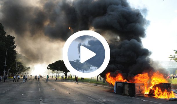 Um vídeo do coletivo Mídia Ninja mostra a violência empregada pela Polícia Militar para reprimir as manifestações que ocuparam Brasília pela saída de Michel Temer e suspensão das reformas, nessa quarta-feira, 24; PM utilizou contra os manifestantes bombas de gás lacrimogênio e de efeito moral, balas de borracha, cães e até armas de fogo. Os protestos terminaram com 49 pessoas feridas e oito detidas; assista acima 