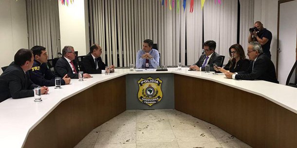 Deputados e senadores da Bancada Federal do Piauí estiverem reunidos com o Diretor-Geral da PRF, Renato Borges, para tratar da necessidade de uma verba emergencial para solucionar pontos críticos da BR 135, que corta a região sul do estado do Piauí, onde tem ocorrido acidentes graves; a PRF informou à bancada federal que não dispõe de recurso e de pessoal para atender ao pleito; o Diretor-Geral apresentou um laudo sobre a rodovia no qual admite a necessidade de maior fiscalização e sinalização, além de obras estruturais