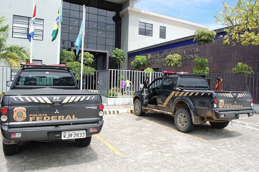 A Polícia Federal em Alagoas deflagrou a operação ‘Sucupira’, que apura um suposto grupo criminoso que estaria atuando na Universidade Federal de Alagoas (Ufal) e no governo Estado, promovendo acesso ilegal a curso de mestrado; estão na mira da PF professores que ministram aulas no mestrado em Administração Pública PROFIAP, que estariam, supostamente, favorecendo servidores públicos estaduais que exercem funções relevantes no Executivo; através de nota, a reitora Valéria Correia diz que encaminhou à Corregedoria Seccional da UFAL solicitação para que fossem investigadas as denúncias e que a Corregedoria Seccional da UFAL instaurou Investigação Preliminar