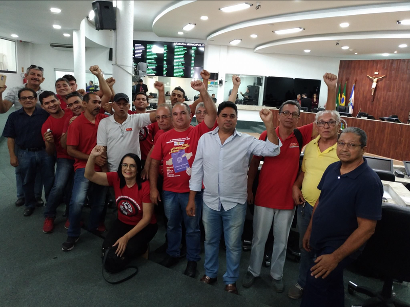 Comerciários ocuparam o plenário da Câmara Municipal de Fortaleza na manhã desta quinta-feira (26), e suspenderam a sessão que votaria o Projeto de Lei que propõe o funcionamento do comércio durante 24 horas na capital cearense. Para a diretora do Sindicato dos Comerciários, Helenice Pereira, as consequências deste projeto é extremamente danosa para os trabalhadores. “Nós sabemos que Fortaleza não tem nenhuma estrutura para que o comércio funcione 24 horas”, afirmou