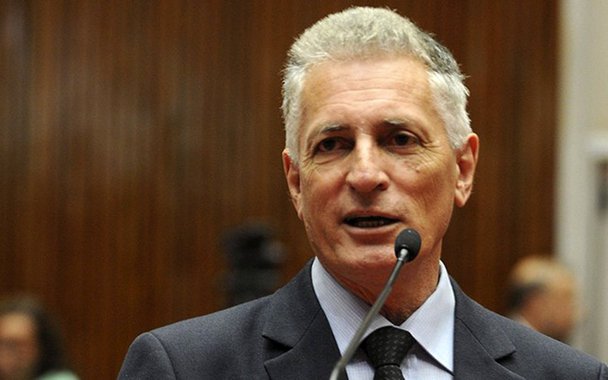 Deputado estadual Rogério Correia (PT) criticou a venda de quatro usinas hidrelétricas da Cemig pelo governo federal, que vai arrecadar R$ 12,12 bilhões; de acordo com o parlamentar, o valor "representa apenas 65,5% do lucro da empresa nos últimos sete anos e meio (R$ 18,5 bi)"; "Um negócio e tanto para quem comprou. Um péssimo negócio para quem vendeu"; Correia afirmou que "o consumidor pagará o pato da privatização das usinas"; "A razão sempre usada pelo governo Temer é o déficit público. Isso é um escárnio com o povo brasileiro. O dinheiro arrecadado na venda do patrimônio mineiro cobre menos de meio mês de déficit nas contas públicas federais"