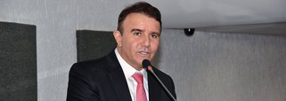 Após associar o apelido “Acelerado” das planilhas da Odebrecht ao deputado estadual Eduardo Siqueira Campos, do DEM (foto), o Jornal Nacional, da TV Globo, retomou o assunto e, segundo a publicação, documentos entregue pelo delator ex-executivo da empreiteira Benedito Júnior, e que basearam a primeira matéria ligam o codinome ao democrata; mas outro delator, Rogério Santos de Araújo, afirmou a procuradores da Operação Lava Jato que o apelido é referente ao ex-gerente da área internacional da Petrobrás Aluísio Teles; a defesa do democrata quer interpelar Benedito sobre quem seria o beneficiário dos US$ 24,750 milhões