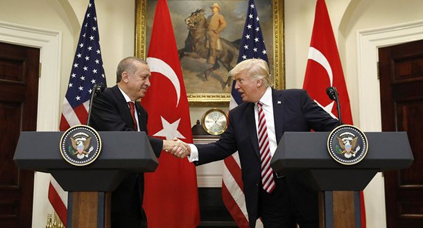 Presidente dos EUA, Donald Trump, participou de uma coletiva de imprensa com o presidente da Turquia, Recep Tayyip Erdogan, nesta terça-feira (16) em Washington; "Hoje nós enfrentamos um novo inimigo e devemos lutar contra ele em conjunto. Nós lidamos com muitos ataques terroristas nos últimos tempos, estamos juntos e oferecemos nosso apoio ao povo turco", declarou Trump durante a coletiva de imprensa conjunta
