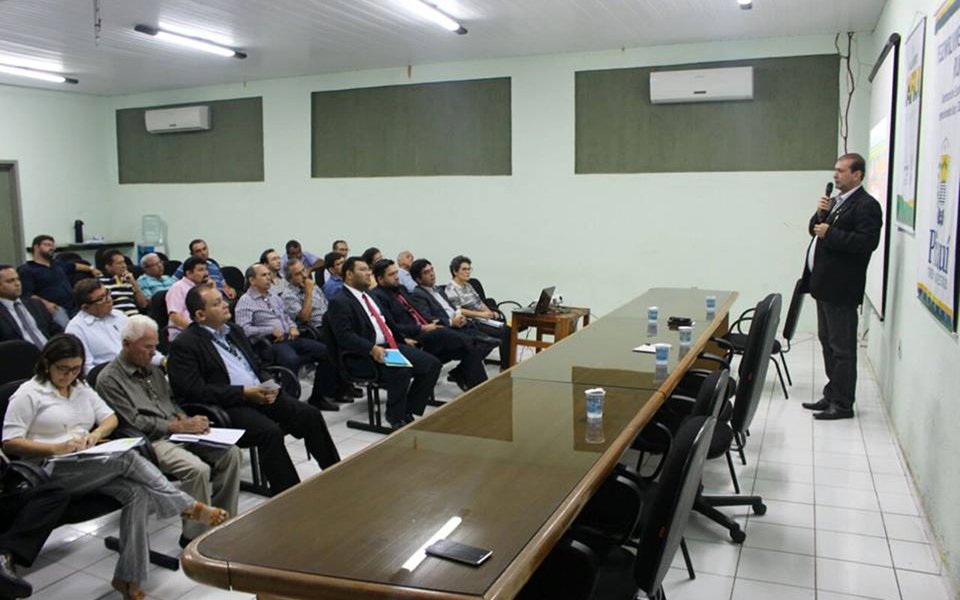 Foi lançado nesta terça-feira (15), no auditório da Secretaria do desenvolvimento Rural, o Plano Safra 2017/2018; coordenador geral nacional das Delegacias Federais da Sead, Carlos Astolfo divulgou as políticas previstas para o ano agrícola 2017/2018 e a meta do Plano Safra de garantir R$ 30 bilhões em crédito também para as próximas safras, até 2020, com variação de juros do Pronaf entre 2,5 e 5,5% ao ano