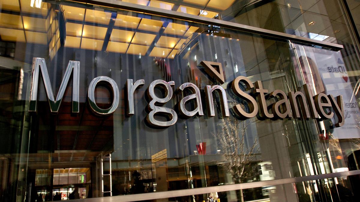 Para a empresa global de serviços financeiros Morgan Stanley, a agenda de reformas do Brasil está morta até o início de um novo ciclo político, em meio à bomba para o governo Michel Temer deflagrada na noite de ontem; "Precisamos reavaliar o mercado a um nível de preços que leve em conta: 1) a liderança do ex-presidente Lula nas pesquisas; 2) a ausência de um candidato definido com políticas macroeconômicas ortodoxas e 3) o fato de haver um longo período de quase 18 meses até a eleição presidencial de 2018", diz a empresa
