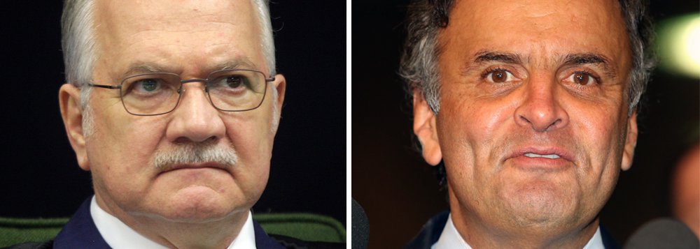O ex-senador Aécio Neves (PSDB-MG), que foi afastado do mandato nesta quinta-feira, só não foi preso porque goza do foro privilegiado; em sua decisão, o ministro Edson Fachin, do Supremo Tribunal Federal, afirmou que solto, Aécio é um "risco à ordem pública"; de fato, Aécio liderou um golpe que destruiu a imagem e a e economia do Brasil, deixando milhões de desempregados; em março, numa ação controlada da Polícia Federal, ele foi gravado pedindo uma propina de R$ 2 milhões à JBS – dinheiro que foi entregue aos donos do Helicoca, helicóptero que tinha quase 500 quilos de cocaína; nesta quinta, sua irmã Andrea e seu primo Fred foram presos; Aécio foi também afastado da presidência do PSDB, cujos integrantes não sabem onde enfiar a cara