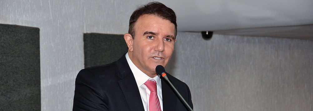Após associar o apelido “Acelerado” das planilhas da Odebrecht ao deputado estadual Eduardo Siqueira Campos, do DEM (foto), o Jornal Nacional, da TV Globo, retomou o assunto e, segundo a publicação, documentos entregue pelo delator ex-executivo da empreiteira Benedito Júnior, e que basearam a primeira matéria ligam o codinome ao democrata; mas outro delator, Rogério Santos de Araújo, afirmou a procuradores da Operação Lava Jato que o apelido é referente ao ex-gerente da área internacional da Petrobrás Aluísio Teles; a defesa do democrata quer interpelar Benedito sobre quem seria o beneficiário dos US$ 24,750 milhões