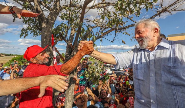 O juiz Márcio Braga Magalhães, da 2ª Vara Federal de Teresina, negou nesta quinta-feira (31) pedido advogada Sarah Cavalca Sobreira para suspender a entrega de título de "doutor honoris causa" pela Universidade Federal do Piauí (UFPI) ao ex-presidente Lula; em seu despacho, o juiz entendeu que o pedido não tem fundamento legal para justificar o postulado do "fumus boni juris", ou seja, a "fumaça do bom direito". Com a decisão, a UFPI está liberada para entregar a honraria ao ex-presidente; entrega do título está marcada para o próximo dia 4 de setembro, em solenidade na UFPI