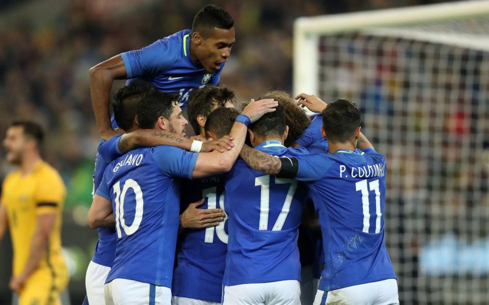 Com oito alterações na equipe titular que enfrentou a Argentina na última sexta-feira (9), o Brasil dominou as ações do jogo e superou a Austrália por 4 a 0 nesta terça-feira (13) no estádio Melbourne Cricket Ground; os gols da goleada brasileira foram marcados por Diego Souza (2), Thiago Silva e Taison