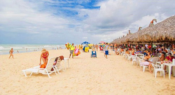 Apesar da onda de ataques iniciada na quarta-feira (19) a delegacias, veículos e bancos, em Fortaleza, os problemas de insegurança enfrentados pela população não afetaram o movimento no comércio e serviços; shoppings, hotéis e barracas de praia tiveram movimentação até melhor do que no mesmo período do ano passado; apenas os comerciantes do Centro da capital decidiram não abrir as suas lojas