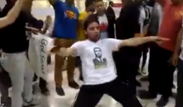 Eleitores do deputado Jair Bolsonaro (PSC) foram alvo de vaias ao protestarem em frente a um museu de Belho Horizonte; constrangimento dos bolsominions viralizou nas redes sociais; assista