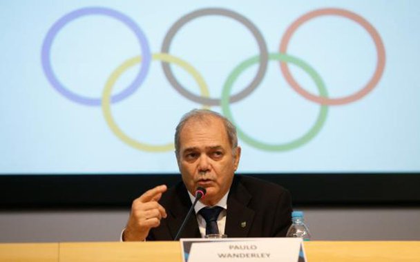 Com a renúncia de Carlos Arthur Nuzman apresentada, o Comitê Olímpico do Brasil (COB) será presidido por Paulo Wanderley, vice-presidente da entidade desde o começo do ano; a carta de renúncia de Nuzman foi lida por seu advogado, Sergio Mazzillo, durante assembleia extraordinária do COB. Nuzman é investigado pela PF na operação Unfair Play - Segundo Tempo, que apura o pagamento de propinas no processo de escolha do Rio como sede dos Jogos Olímpicos 2016; ele foi detido e está preso preventivamente