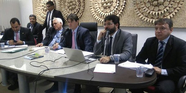 Secretário de Estado da Fazenda, Rafael Fonteles avalia as medidas como estritamente necessárias em função do prolongamento da crise econômica, com mais impacto para estados menos industrializados, como Piauí onde o auge da crise tem sido agora neste ano; titular da pasta defendeu "cortes que variam de 10 a 30% para podermos honrar a folha de pagamento, os serviços essenciais"; "A ideia é economizar até R$ 250 milhões/ano, valor bastante significativo"; A realidade da crise se impõe desde 2015. Nós vivemos uma economia em crise e quando for sair temos que fazer o dever de casa. O Piauí é um dos poucos estados que está com pagamento do servidor em dia e com serviços públicos essenciais funcionando, especialmente a saúde, a educação e a segurança"