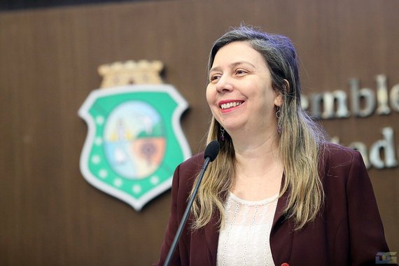 A deputada Rachel Marques (PT) classificou como “um absurdo” a votação de ontem (2), que barrou a denúncia da Procuradoria-Geral da República contra o presidente Michel Temer. De acordo com ela, os deputados que escolheram votar em não dar prosseguimento às investigações “foram comprados”. “Temer é um golpista e utilizou mais de R$ 4 bilhões em emendas e cargos em troca de votos. Ele conseguiu se livrar das investigações, através de deputados federais que deram as costas para o povo brasileiro”, criticou