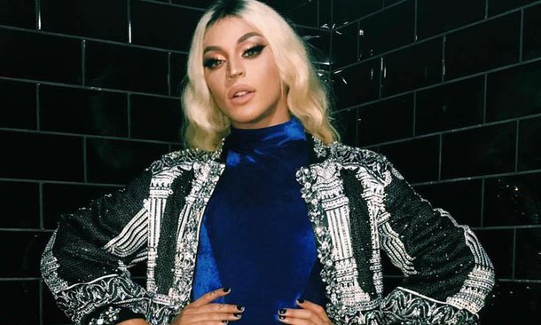 Diversos artistas e outras personalidades da mídia se manifestaram contra a decisão da Justiça Federal que deixou psicólogos livres para oferecer tratamentos de cura para a homossexualidade; Pabllo Vittar, Paulo Gustavo e Anitta, além da jornalista Fernanda Gentil, protestaram contra a liminar, que anula os efeitos de uma resolução de 1999 do Conselho Federal de Psicologia que proíbe a oferta desse tipo de tratamento no país