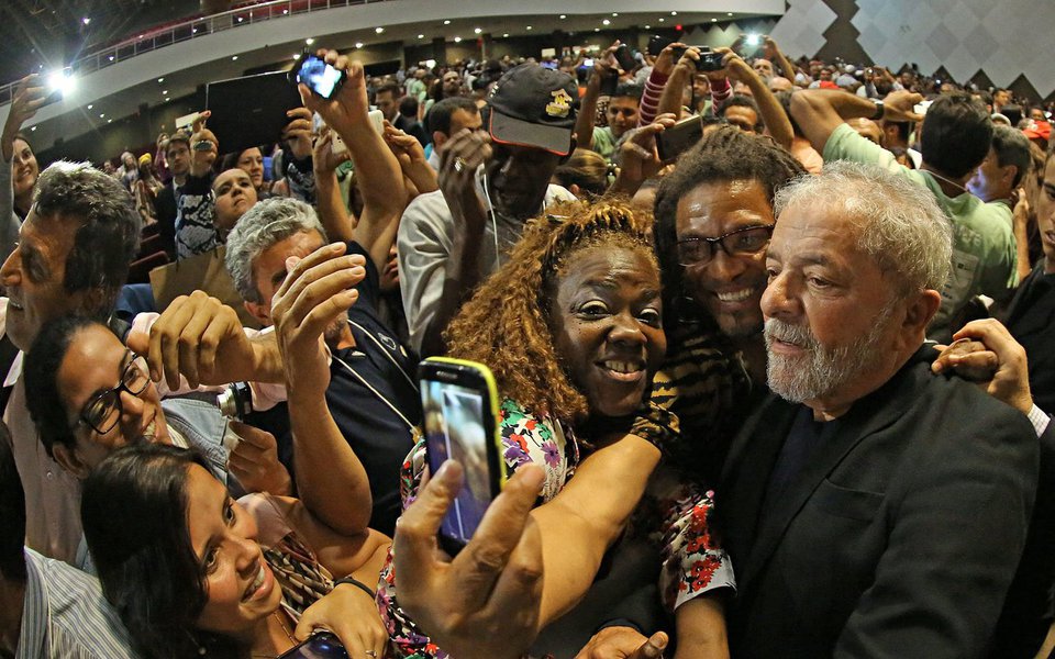 Levantamento feito pelo instituto Paraná Pesquisas sobre as eleições presidenciais de 2018 mostra Lula em primeiro com 42,7% de intenções de voto entre os baianos; deputado Jair Bolsonaro (PSC) vem em segundo, com 12,8%, seguido de Ciro Gomes (PDT), com 8,4%, Marina Silva (Rede), com 7,9% e o ex-ministro do STF Joaquim Barbosa, com 6,4%; prefeito de São Paulo, João Doria (PSDB) vem em sexto, com 5,1%; sobre o governo de Michel Temer, a pesquisa mostra que 77,5% dos baianos o consideram ruim ou péssimo e 85% desaprovam o modo de governar de Temer