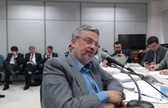 O ex-ministro Antônio Palocci deu sinais claros de que seguirá o script desejado pelo Ministério Público Federal para incriminar o ex-presidente Luiz Inácio Lula da Silva; "Na leitura de criminalistas habituados à sistemática da Operação Lava Jato, o disparo é um sinal evidente de que ele quis agradar ao Ministério Público Federal acreditando que tem boa chance de fechar acordo de delação premiada", disse a colunista Monica Bergamo nesta sexta-feira, 8; em depoimento ao juiz Sérgio Moro, Palocci disse que Lula recebeu propina da Odebrecht e que teria um "pacto de sangue" com a construtora