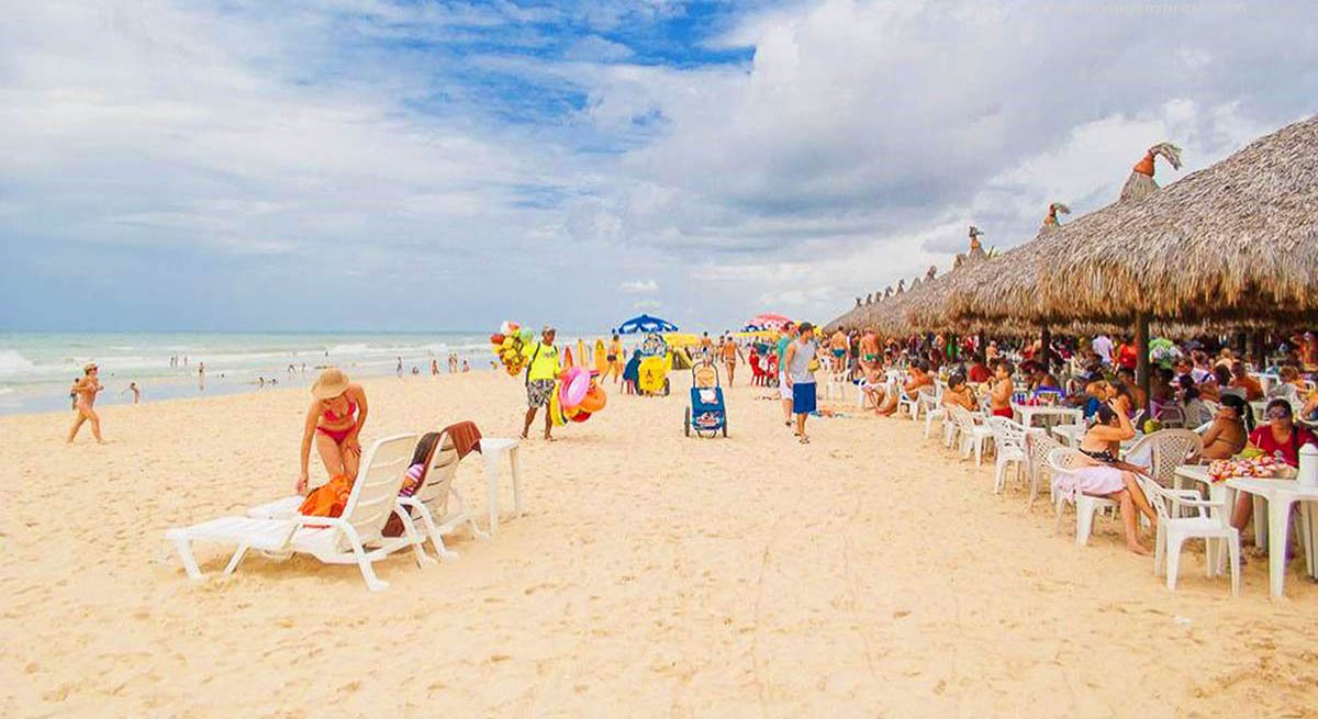 Apesar da onda de ataques iniciada na quarta-feira (19) a delegacias, veículos e bancos, em Fortaleza, os problemas de insegurança enfrentados pela população não afetaram o movimento no comércio e serviços; shoppings, hotéis e barracas de praia tiveram movimentação até melhor do que no mesmo período do ano passado; apenas os comerciantes do Centro da capital decidiram não abrir as suas lojas