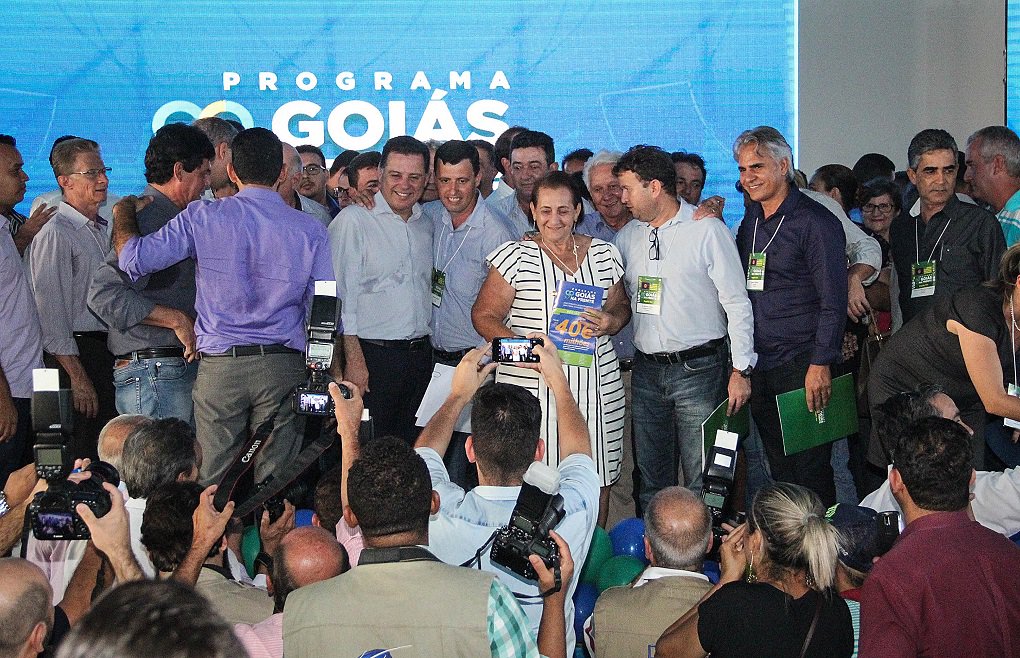 Um grande número de lideranças políticas e populares da região Sul do Estado marcou presença nesta terça-feira, em Goiatuba, no lançamento do programa Goiás na Frente, sob o comando do governador Marconi Perillo e do vice-governador José Eliton; Marconi  adiantou que todas as obras rodoviárias estratégicas da região estão sendo tocadas; serão investidos R$ 406 milhões, senado R$ 265 milhões em infraestrutura, R$ 161 milhões para o Rodovida Reconstrução