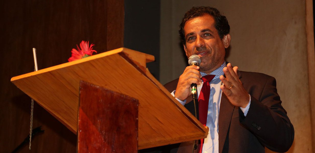 Delação premiada coloca o ex-prefeito de Santo Amaro, Ricardo Machado (foto), no centro de um esquema de corrupção que desviou pelo menos R$ 24 milhões entre os anos de 2011 e 2016; o delator que ajudou o Ministério Público a colocar o ex-vice-prefeito Leonardo Pacheco atrás das grades foi o empresário Luís Cláudio Sampaio Lobo, conhecido como 'Poi', e dono de uma empresa de materiais de construção na cidade; segundo a coluna Satélite, do jornal Correio, o empresário apontou a participação direta do ex-prefeito de Santo Amaro e disse que Machado era responsável por negociar pessoalmente com ele os valores das propinas pagas ao petista sobre contratos fraudados