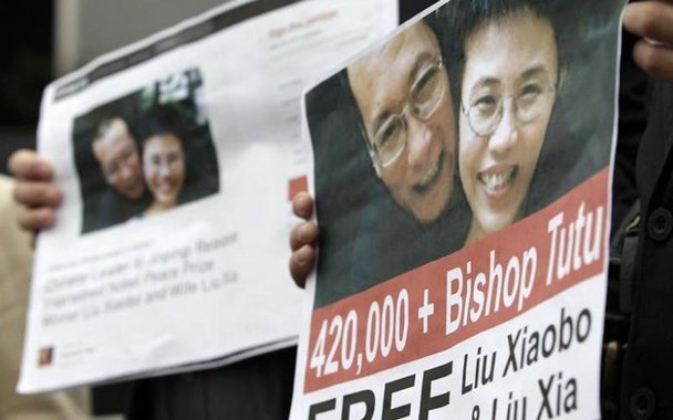 Chinês Liu Xiaobo, ativista de direitos humanos e ganhador do Nobel da Paz, foi libertado da prisão sob condicional por motivos de saúde e está sendo tratado de um câncer de fígado em estado avançado em um hospital; Liu, de 61 anos, foi condenado a 11 anos de prisão em 2009 por "incitar a subversão do poder estatal" depois de ajudar a redigir uma petição conhecida como "Carta 08" pedindo reformas políticas na China; em dezembro de 2010, Liu recebeu o Nobel da Paz por seu ativismo em defesa dos direitos humanos na China