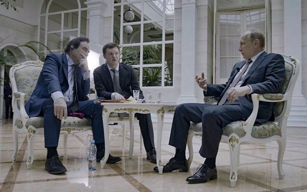 "Lamentavelmente, ele é frequentemente criticado pelo Ocidente, o que é injusto em muitos sentidos. Acho que ele se cansou de ouvir isso constantemente. Os russos simplesmente se cansaram de ouvir o que os americanos ou europeus dizem, porque eles pensam de outro modo. A situação no mundo é muito estranha. Nunca houve tão grande quantidade de críticas ao Kremlin e ao líder russo. É algo de novo… Eu estou muito preocupado por causa disso, porque eu sempre considerei a paz e a segurança como as principais coisas na vida", disse Oliver Stone à Sputnik