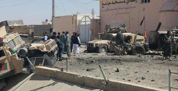 Pelo menos 13 pessoas morreram e outras 19 ficaram feridas em um atentado suicida neste domingo na passagem de um veículo do Exército afegão na província de Helmand, no sul do Afeganistão; atentado ocorreu no distrito de Nawa, quando um terrorista suicida detonou explosivos no momento em que passava o veículo militar, informou ao canal afegão Tolo o porta-voz do governador provincial, Omar Zwak