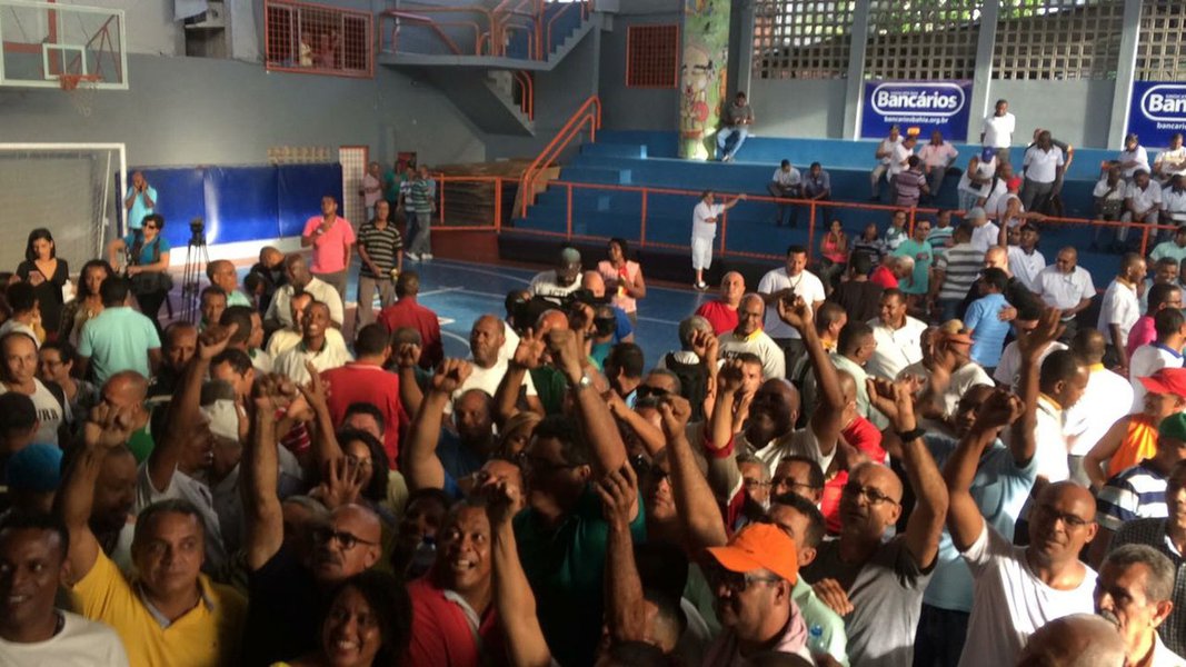 Após assembleia na tarde desta segunda-feira, os rodoviários de Salvador decidiram aceitar as propostas dos patrões e cancelar a greve da categoria prevista para começar na madrugada desta terça; os trabalhadores aceitaram o reajuste de 5%, oferecido pelos patrões - antes do anúncio final, o reajuste proposto era de 4%; "A categoria aprovou a proposta de aumento de 5% no salário e 5% no ticket [alimentação]. O valor do plano de saúde foi congelado e conseguimos reduzir a contrapartida de R$ 30 para o titular", diz o presidente do Sindicato dos Rodoviários, Hélio Ferreira